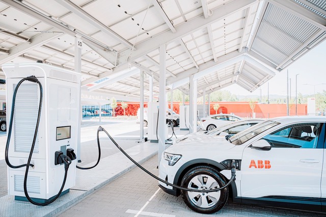 ABB E-mobility abre su mayor planta de producción de cargadores rápidos de CC en Italia