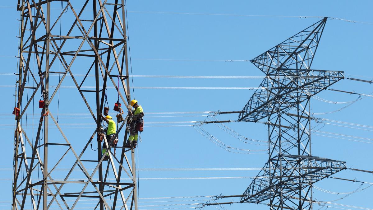 La demanda eléctrica cae un 9 % y contribuye a rebajar el precio de la luz un 22,7 %