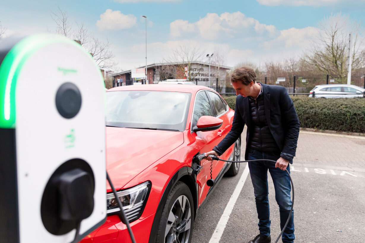 Schneider Electric crea el programa Especialista EVlink para instaladores, impulsando la movilidad eléctrica