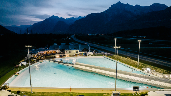 Alaïa Bay, el lugar de los Alpes suizos donde es posible surfear de noche