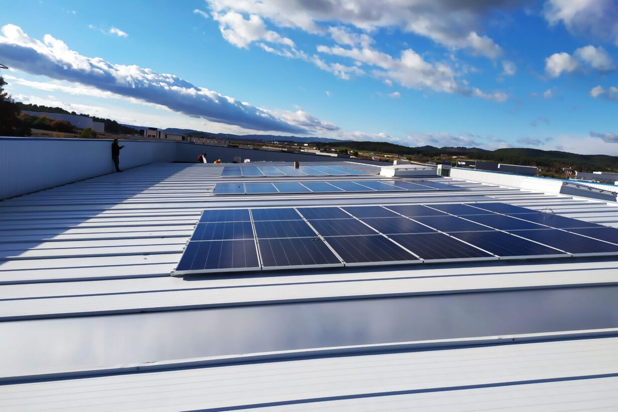 El 47 % del autoconsumo fotovoltaico instalado en España en 2022 lo ha hecho en el sector industrial