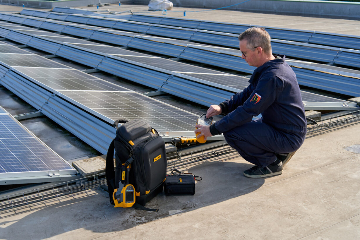 El mercado de la energía solar está llamado a crecer con fuerza en 2023 y estos son los cinco principales instrumentos que necesitarán los ingenieros para instalación y comprobación