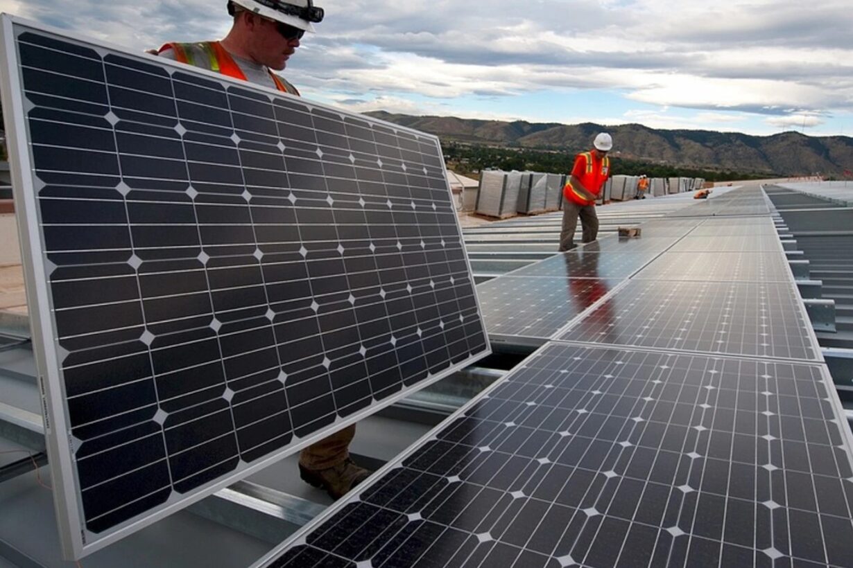 La energía solar empleó a 74.250 personas en España en 2022