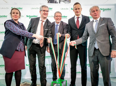 Schneider Electric invierte 40 millones de euros en una nueva fábrica inteligente en Hungría