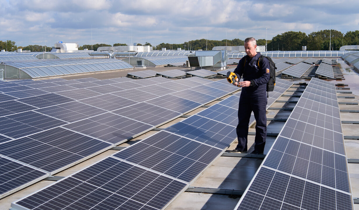 Fluke presenta las principales ventajas de sus instrumentos de comprobación fáciles de usar por técnicos de energía solar