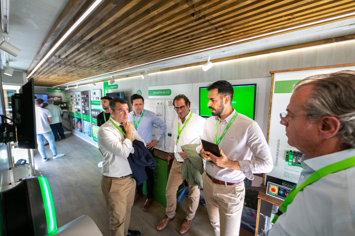 Schneider Electric y BeCbica crean el primer contenedor-showroom mvil solar y autnomo que funciona tanto estacionado como en movimiento 3.jpg