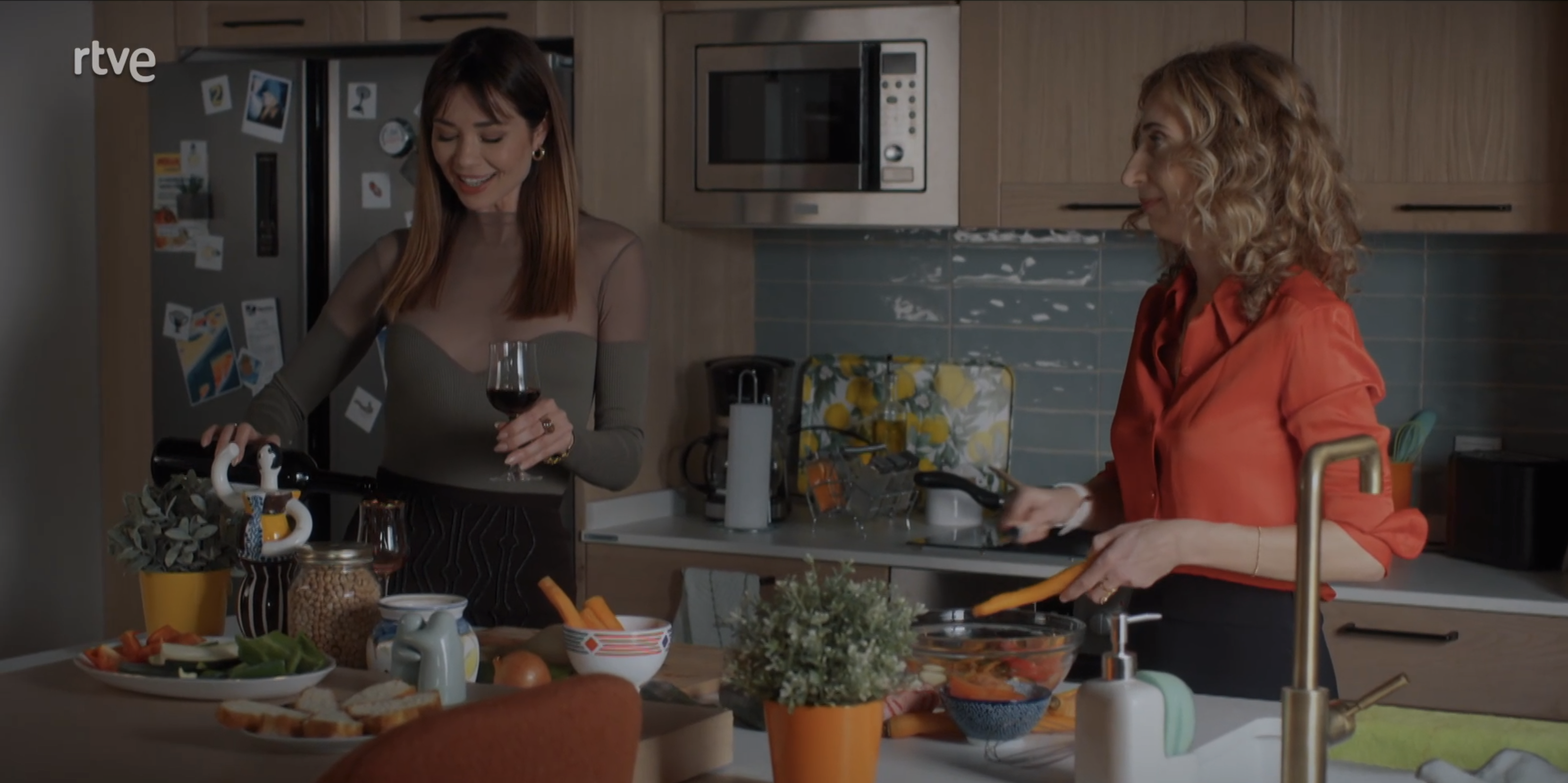 Griferías Galindo transforma los baños y cocinas de la serie 4 estrellas de RTVE en una escenografía televisiva llena de estilo y vitalidad