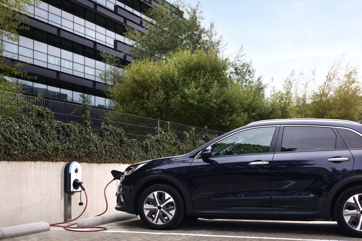 Schneider Electric transforma la supervisión y el control de los edificios con la integración de sus cargadores de vehículo eléctrico EVlink Pro AC