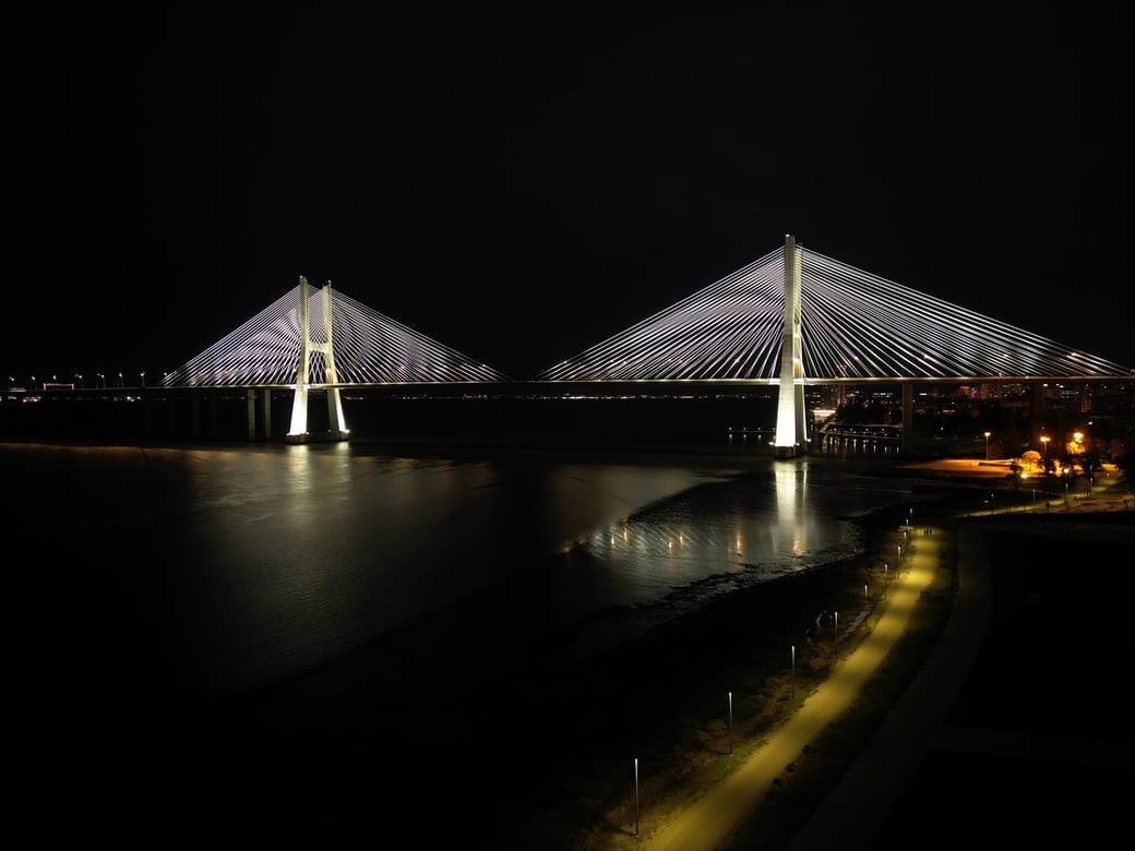 El icónico Ponte Vasco da Gama de Lisboa brilla con nueva luz gracias a Televés