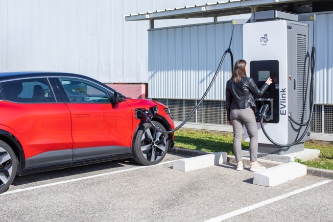 Schneider Electric lanza EVlink Pro DC 180kW, una estación de carga rápida de Vehículo Eléctrico para avanzar en la electrificación de edificios, aparcamientos y flotas