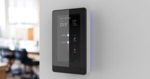 Schneider Electric lanza el nuevo Touchscreen Room Controller, un dispositivo imprescindible en los espacios modernos centrado en el confort y la experiencia del usuario.