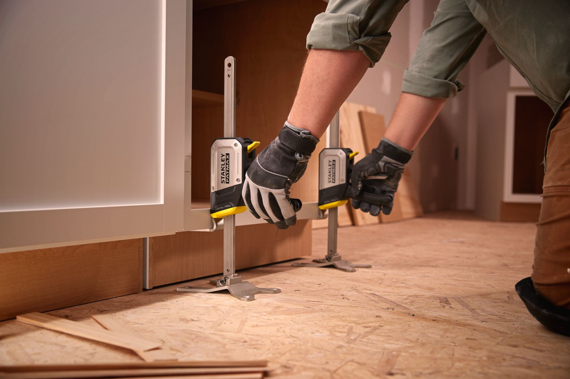 Con el nuevo TradeLift™ de STANLEY® FATMAX® tendrás un par de manos extra