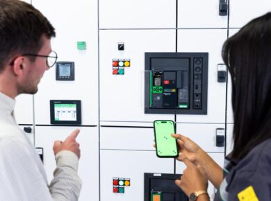 Schneider Electric continúa con 35 años de legado de innovación y rendimiento en interruptores automáticos de MasterPacT La monitorización y la medición de energía en tiempo real facilitan la toma de decisiones para reducir el consumo energético acelerando los objetivos de sostenibilidad Cuando dispara el interruptor automático, un código QR – el primero en la industria – permite acceder rápidamente a las mejores instrucciones a seguir Schneider Electric, líder en la transformación digital de la gestión de la energía y la automatización, ha lanzado MasterPacT MTZ Active, un revolucionario interruptor automático diseñado para establecer nuevos estándares en seguridad, eficiencia y sostenibilidad, garantizando al mismo tiempo la continuidad del negocio. En un mundo cada vez más impulsado por la electricidad y la digitalización, MasterPacT MTZ Active permite a los clientes afrontar desafíos diarios complejos, como la necesidad de disponibilidad 24/7, el aumento de los costes energéticos y la creciente exigencia de prácticas sostenibles. “Para abordar la crisis energética y climática, es crucial avanzar hacia un futuro más eléctrico y digital", comenta Victor Moure, VP de Power Products & Digital Energy para Iberia en Schneider Electric. "Trabajando junto a nuestros clientes, estamos adoptando tecnologías de energía inteligente que permiten reducir el consumo y las emisiones de carbono. Nuestra última innovación, MasterPacT MTZ Active, está diseñada para mejorar la eficiencia energética y promover la descarbonización, garantizando al mismo tiempo la optimización de la vida útil de los activos sin comprometer su funcionalidad ni seguridad". A medida que sectores como el sanitario, la construcción, la energía, la industria química y los fabricantes de maquinaria (OEM, por sus siglas en inglés) evolucionan, la gestión de la energía se vuelve más distribuida y compleja. Al mismo tiempo, las empresas esperan que la electricidad esté disponible en todo momento, y con razón. Según Gartner, el coste de una interrupción en un centro de datos puede alcanzar los 4.900 euros por minuto, lo que supone casi 300.000 euros por hora. Garantizar la seguridad de instaladores, operarios y personal de mantenimiento es, por tanto, una prioridad. MasterPacT MTZ Active: preparado para actuar Durante 35 años, el nombre MasterPacT ha sido sinónimo de innovación y fiabilidad en interruptores automáticos, con millones de unidades en servicio en todo el mundo. Ahora, con la distribución de energía conectada e inteligente convirtiéndose en un estándar imprescindible, Schneider Electric amplía de nuevo su gama para mejorar el rendimiento de los interruptores automáticos. MasterPacT MTZ Active incorpora una nueva unidad de control eléctrica que actúa como el cerebro del sistema, permitiendo a los gestores de instalaciones optimizar la monitorización y medición del consumo energético en tiempo real. "MasterPacT MTZ Active, al igual que otras soluciones de distribución eléctrica de Schneider Electric, permite a los operarios visualizar y monitorizar el consumo energético en tiempo real", afirma Moure. "Con esta información fácilmente accesible, las empresas pueden optimizar su gestión energética, reducir el consumo, eliminar ineficiencias y minimizar su impacto ambiental". Cuando el interruptor se dispara debido a sobrecargas, cortocircuitos o fallos de defecto a tierra, la unidad de control de MasterPacT MTZ Active acelera la resolución del problema con una innovadora solución basada en códigos QR. Los operarios pueden escanear el código para acceder rápidamente a instrucciones precisas sobre la mejor acción a tomar en función de la causa del disparo. "El tiempo es crucial en muchas ocasiones y MasterPacT MTZ Active, es un aliado en ese sentido. Si se produce una sobrecarga, el operario recibe una guía inmediata para redistribuir la carga de manera más equilibrada entre los circuitos" concluye Moure. Impulsando la seguridad y la sostenibilidad MasterPacT MTZ Active marca un nuevo referente en seguridad y sostenibilidad. Su sistema integrado Energy Reduction Maintenance Setting (ERMS) protege al personal de mantenimiento contra riesgos de arco eléctrico, mientras que su unidad de control intuitiva permite configurar todas las funciones de protección, incluyendo corriente, retardos de tiempo y alarmas. Diseñado con un enfoque circular, MasterPacT MTZ Active permite que los interruptores sean reacondicionados por Schneider Electric para una segunda vida útil, con la misma garantía original, reduciendo así los residuos y fomentando la sostenibilidad. Además, la vida útil de los modelos instalados MasterPacT NT/NW se puede prolongar fácilmente actualizando su unidad de control con la nueva electrónica de MicroLogic Active, evitando la sustitución del interruptor completo, lo que reduce costes y minimiza el impacto ambiental. A medida que la electrificación y la digitalización siguen transformando el suministro y la demanda de energía en todo el mundo, Schneider Electric sigue evolucionando su gama MasterPacT basándose en las necesidades de sus clientes, ofreciendo un rendimiento robusto y fiable en interruptores automáticos.